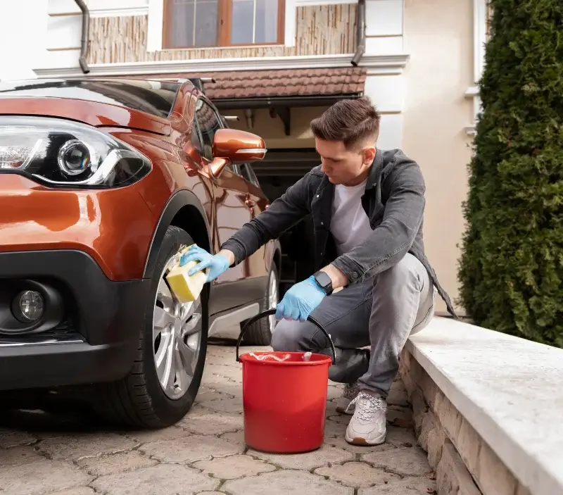 Lavage auto à domicile Lainsecq : professionnel intervenant sur un véhicule